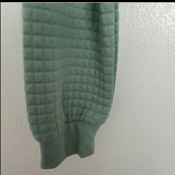 NWT Light Green Quilted Cropped Sweatshirt - Picture 5 of 8